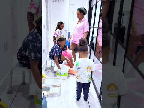 Grandma 👵 giving baby Chikamso her first bath 🛀 newborn baby bath 🧼 