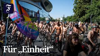 Nackte Radler fahren durch Berlin