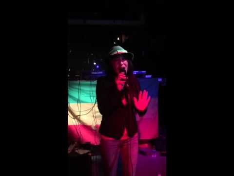 Sukiyaki Reggae Cover (Jennifer Lara上を向いて歩こう レゲエカバー) Sister Sauti Performing in NYC 16th Feb 2016
