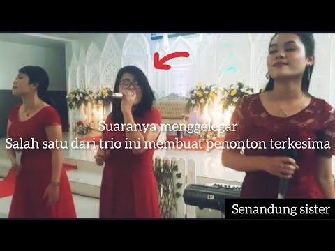 Suara nya menggelegar, salah satu dari personil senandung sister ini membuat penonton terkesima