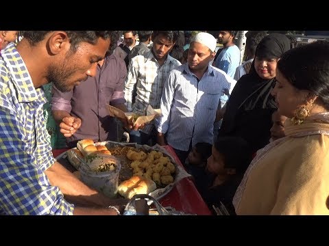 World Cheapest Vada Pav in Mumbai | 3 Piece @ 20 rs Only | Street Food Besides Haji Ali Dargah Video