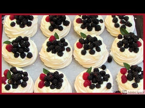 Mini Pavlova se šlehačkou.