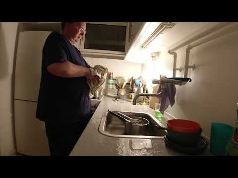 MongoTV_5648 - SENT FREDAG AFTEN DEN 13 - BAD - BARBERING - RENT NYT LAGEN PÅ SENG - OPVASK