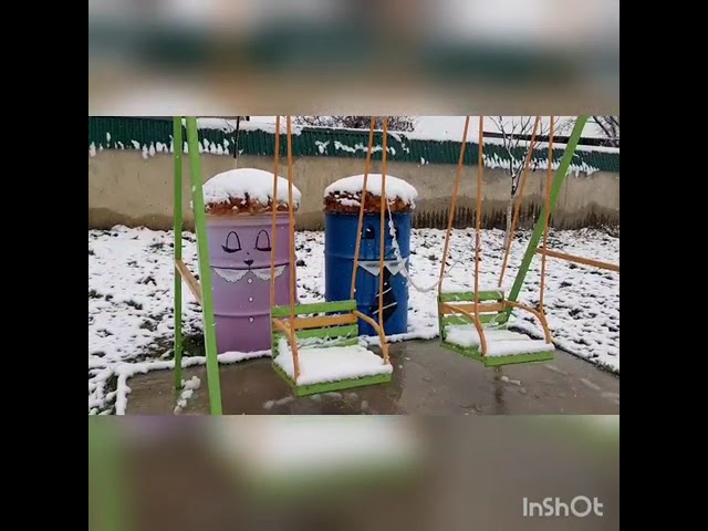 Первый снег! Первый снег! Он имеет  вкус и запах Первый снег! Первый снег! Он кружится. Легкий, новый У ребят над головой Он успел платок пуховый   Расстелить на мостовой! Белый снег пушистый В воздух