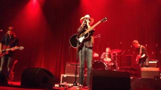 Ryan Bingham &quot;sunshine&quot; and &quot;bread and water&quot; at the Ryman