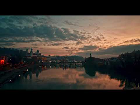 Farbenspiel am Inn: Herbstliche Morgendämmerung in Passau