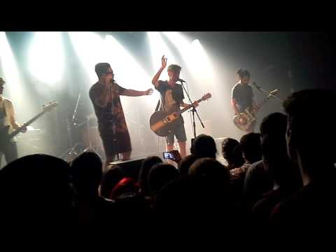 Fila 9 - El nos ama / Al que esta Sentado