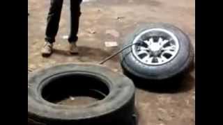 preview picture of video 'Changing tubeless car tyre in Kenya'