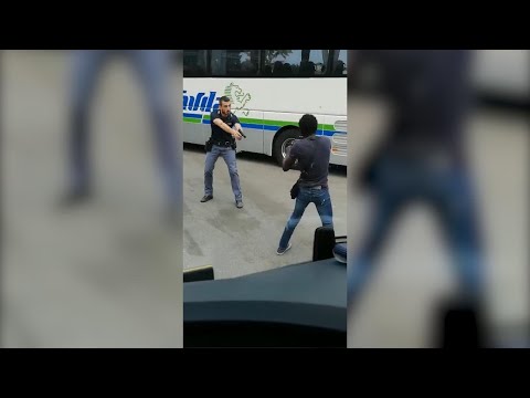 Milano: minaccia con un coltello i passanti, così i poliziotti lo neutralizzano