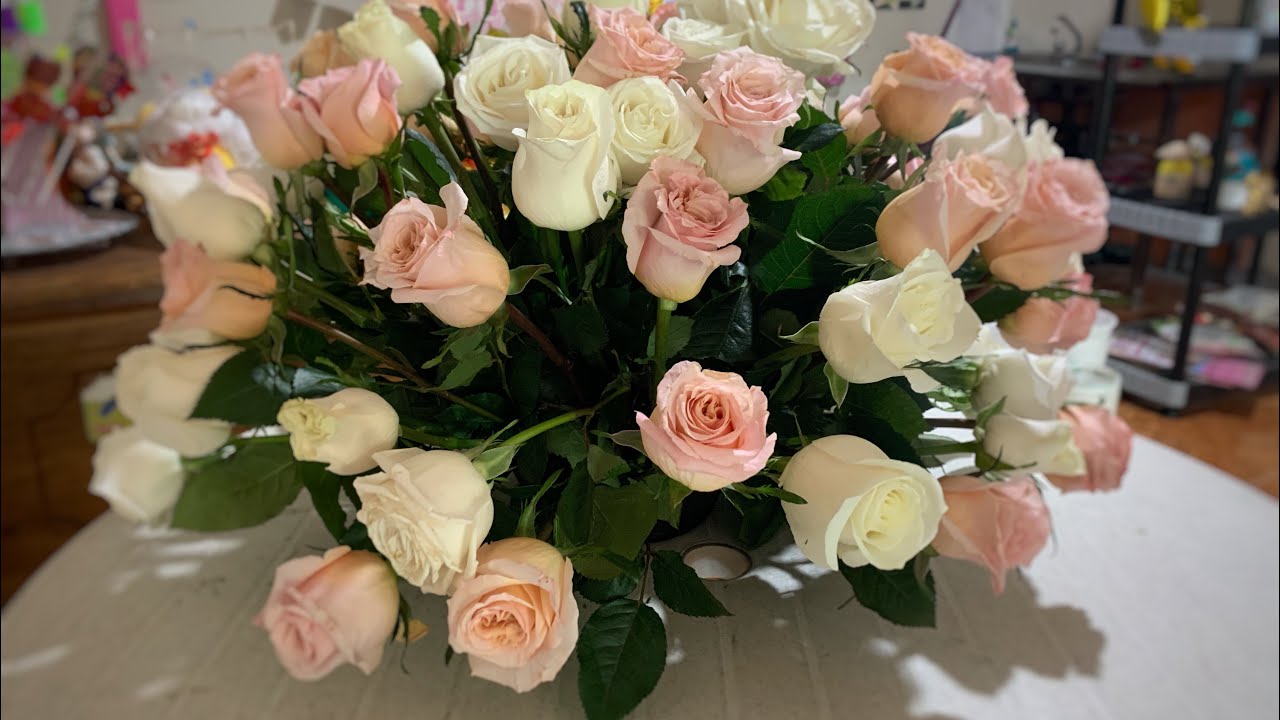 Arreglo floral redondo con rosas blancas y rosadas #arreglosflorales #arreglosredondos #arreglos