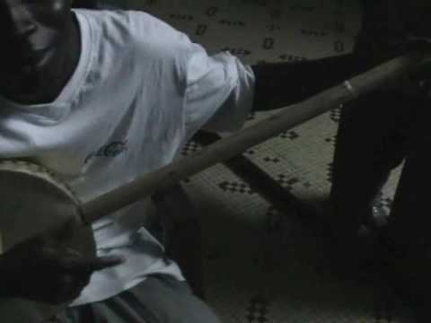 Akonting playing by Joe Diatta. Dakar. 07-2006
