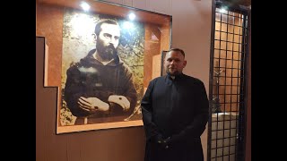 Prêtre Stigmatisé Lukasz Prausa, sur les traces de Padre Pio, en silence, chapelet à la main.