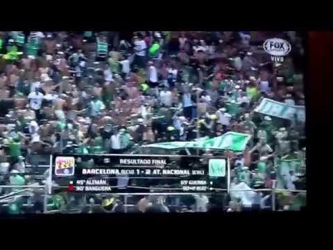 "Celebración hinchada de Atl Nacional en Ecuador" Barra: Los del Sur &bull; Club: Atlético Nacional