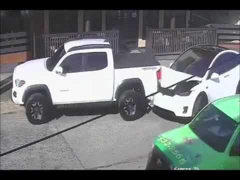 📍Porto Rico  Um Tesla Model X comecou a acelerar sozinho colidindo com uma picape