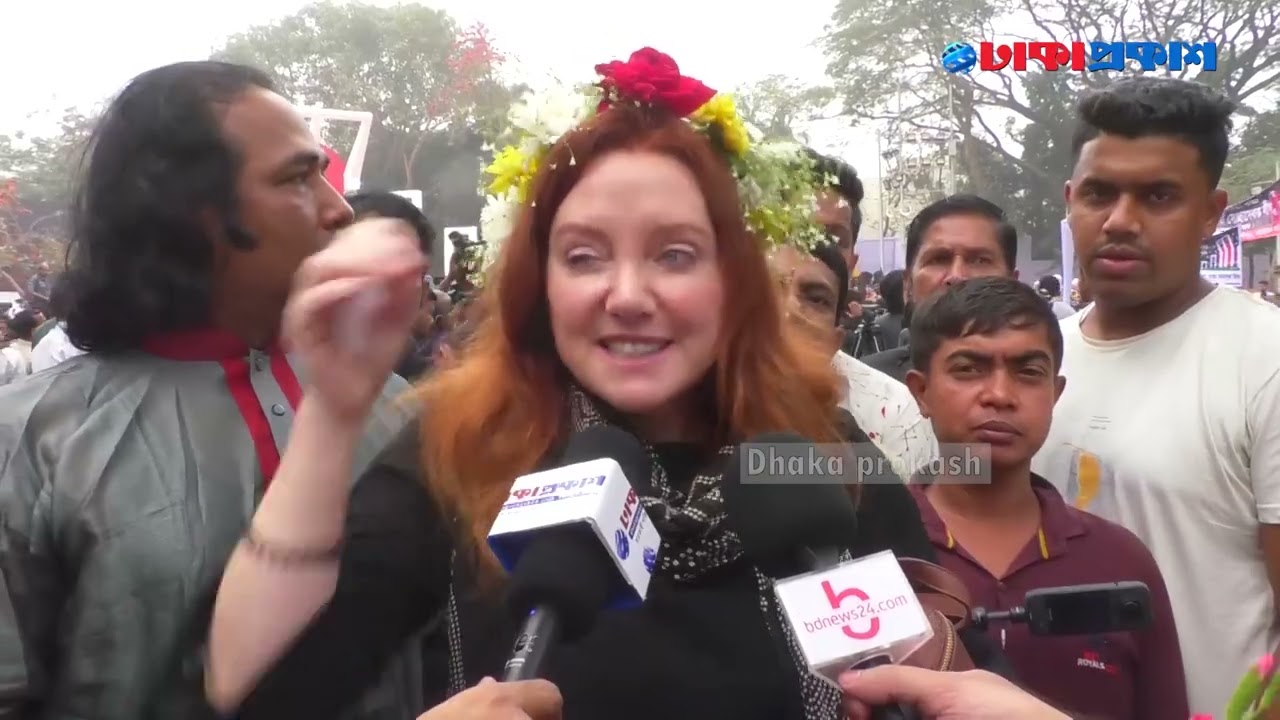 ভাষা শহীদদের প্রতি শ্রদ্ধা জানাতে শহীদমিনারে যুক্তরাজ্যের নাগরিক ক্যারি প্যাটসালিস