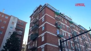 Milano, donna trovata morta in un cortile: i rilievi della scientifica