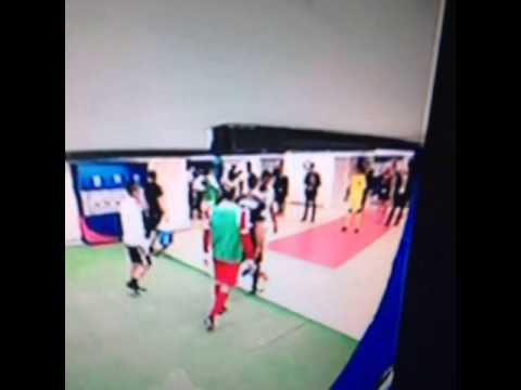 Brandao agrede de un cabezazo a Thiago Motta en los túneles al final del juego.