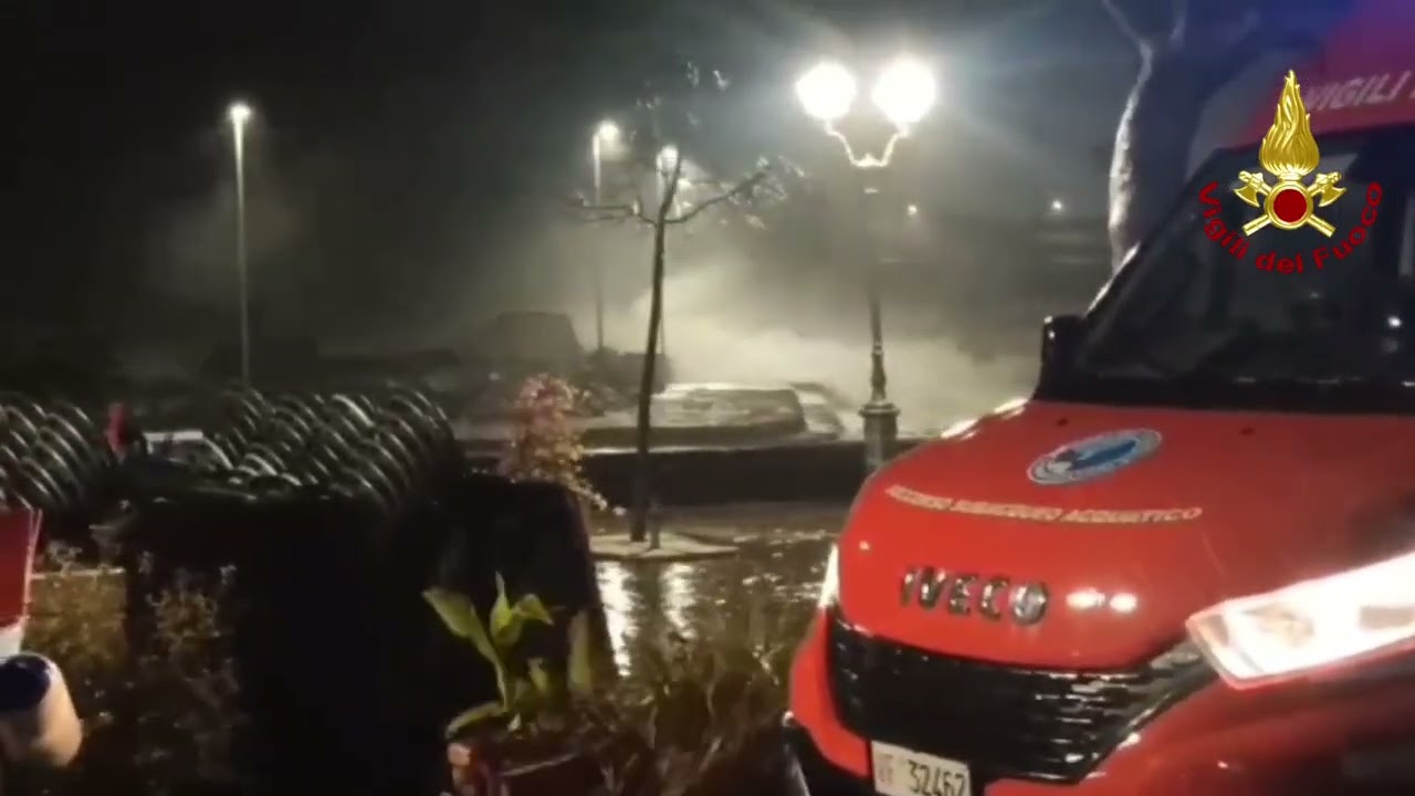 Maltempo - San Giovanni Li Cuti: crolla il muretto del molo -Video