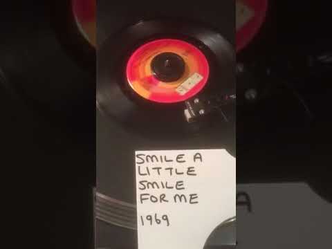 The Flying Machine - Smile A Little Smile For Me from 1969 ( Vinyl 45 ) .
