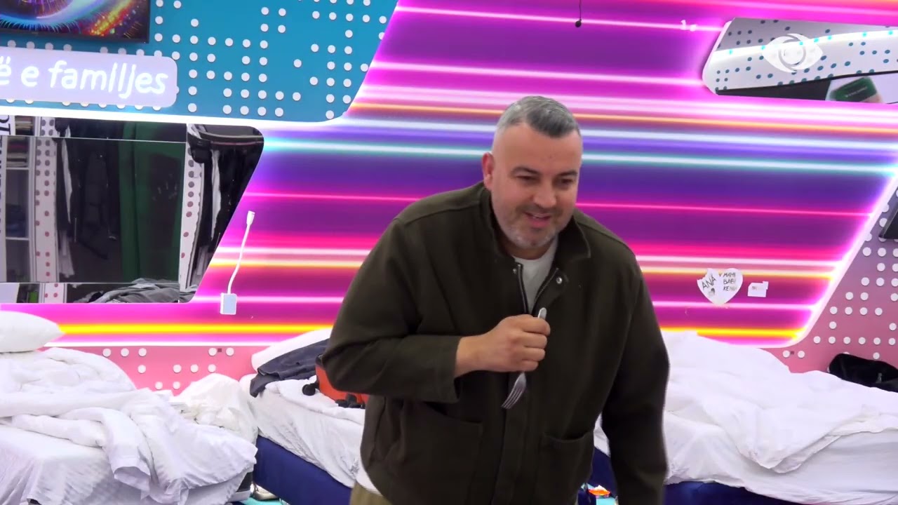 Zgjohu Selin/ Rogerti 'këndon' para Selin teksa ajo fle gjumë