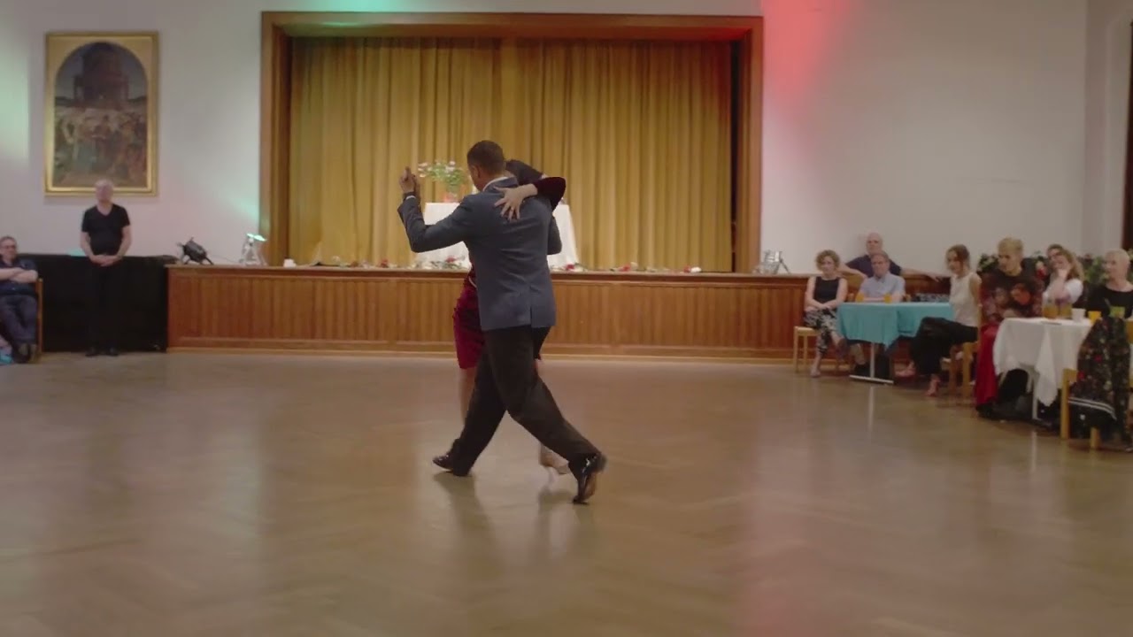 Barbara Carpino y Claudio Forte bailan Juan D'Arienzo - El Último Café