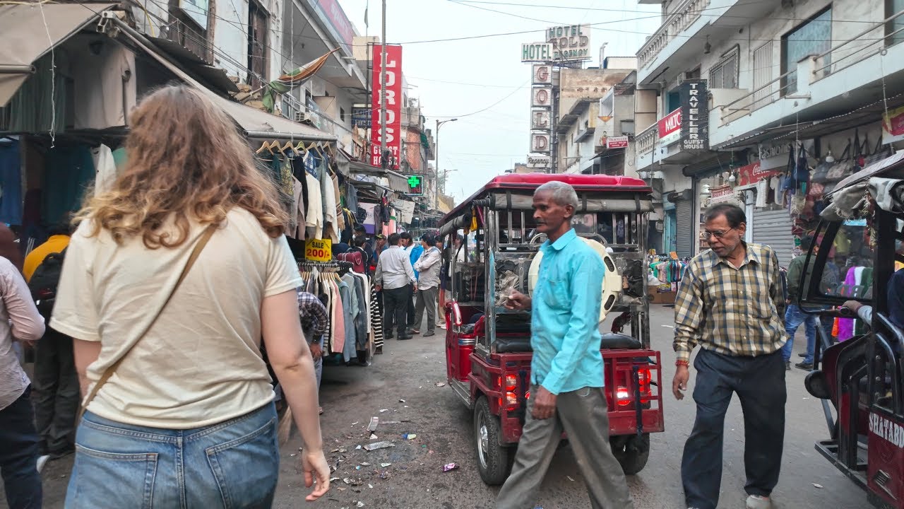 Immersive street-level walking tour through Delhi (Daily Life 12), India, showcasing authentic urban landscapes, local architecture, and the vibrant atmosphere of the city's neighborhoods