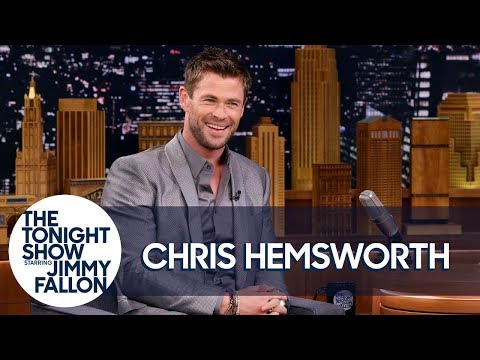 【今夜秀】演員克里斯漢斯沃原本打算推掉雷神索爾這個角色？ (Chris Hemsworth's Toddler Son Scaled a Fridge to Reach Candy)