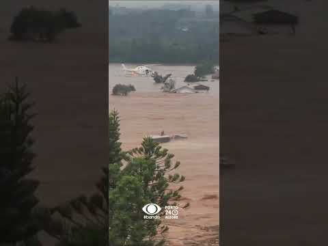 um helicóptero realizando salvamentos em Igrejinha que está localizado  Rio Grande do Sul.