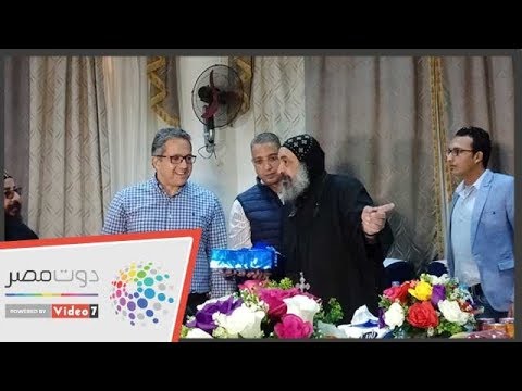 أمين الدير الأحمر يهدى وزير الآثار المصحف الشريف