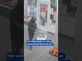 Inbreker gooit van alles in de strijd | #shorts