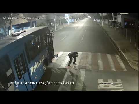 Flagrante de acidente em Ourinhos entre moto e ônibus no centro