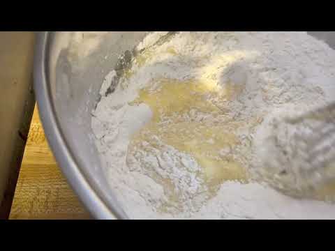 Making a tasty 👅 gaint Twinkie