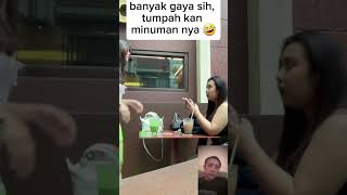 Download lagu banyak gaya sih,  tumpah kan minuman nya 😁 #funny #memes #shortsfeed mp3
