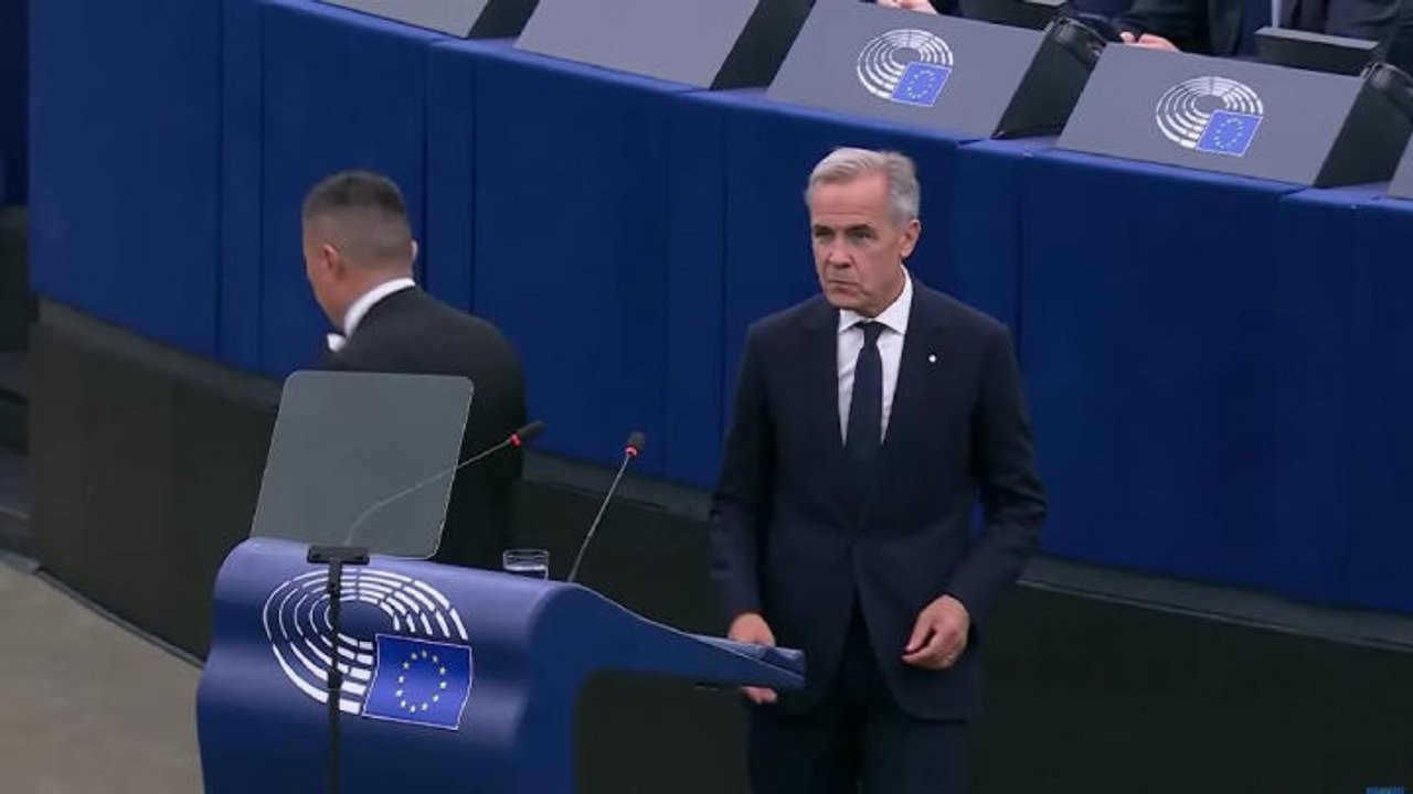 Il grido 'Usa Usa' al Parlamento Ue prima dell'intervento del Premier canadese Carney, che sorride