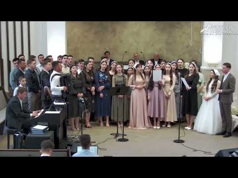 Grup de tineri reunit (Nunta Toderică Titus și Raluca) - “Cu norul iubirii”