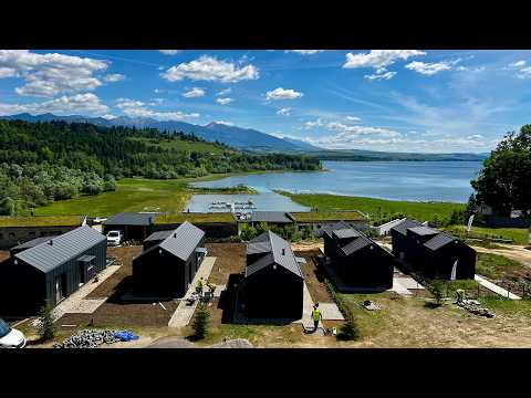 Všetkých 16 domov Marina Cabin House je na svojom mieste!