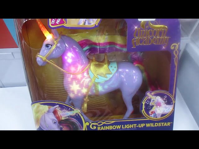 Vídeo relacionado con Unicorn Academy - Set de Juego Estable de 90 cm, Incluye Fuente con Efectos de luz y Sonido, Unicornio de 12 cm y 24 Accesorios, Juego Original de la Popular Serie Netflix, para niños a Partir de 4