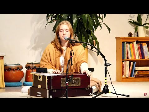 Satsang mit Radha Prema - Kirtan, Mantra und Arati - Yoga Vidya Ashram Live, 26.09.2021, 7:00 Uhr