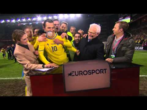 Zlatan blir överraskad av lagkamraterna efter Danmarkmatchen.