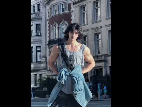 筋肉質の男性に同情