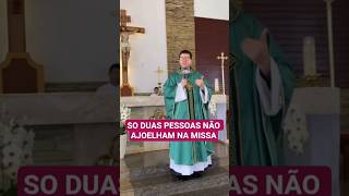 Só Duas Pessoas Não Ajoelham Na Missa.