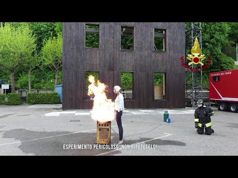 Cosa fare e cosa non fare quando la padella prende fuoco: i consigli dei pompieri