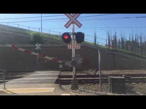 Cruzamento da Edmonton Capital Line LRT perto da 121 Ave |