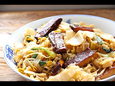 BEEF CHOW FUN NOODLES!! (乾炒牛河) | VEGAN