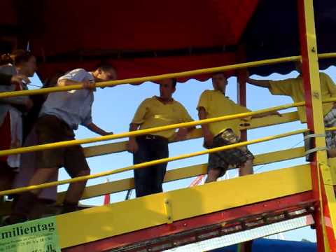 Lustige Fahrt mit dem Toboggan auf dem Oktoberfest