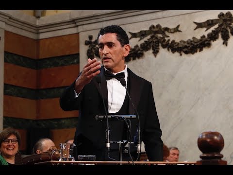 El diccionario del español debería estar hecho por profesionales, no por una antigualla como la RAE
