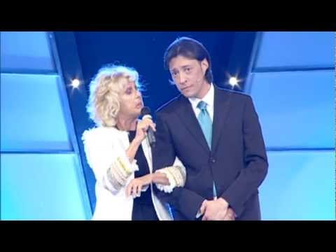 Luca Di Nicola consegna il "Premio Civiltà Dei Marsi" 2012 a Loretta Goggi