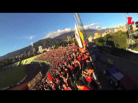 "La fanaticada del Caracas Fútbol Club cuenta con un acróbata en sus filas" Barra: Los Demonios Rojos • Club: Caracas