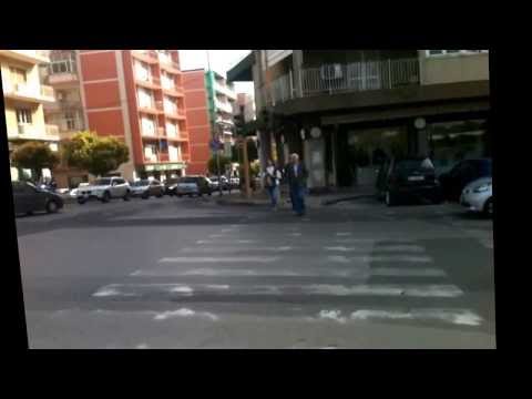 Siracusa Passaggio pedonale sincronizzato per spaventare i turisti di ritorno dal teatro greco