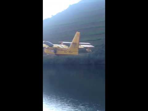Aviões Canadair combate a incêndio no rio Douro